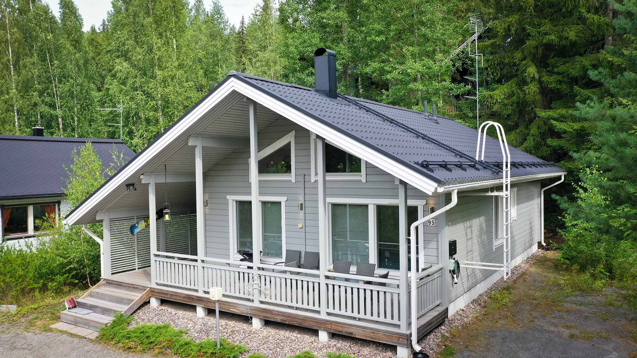 Mökki järven rannalla